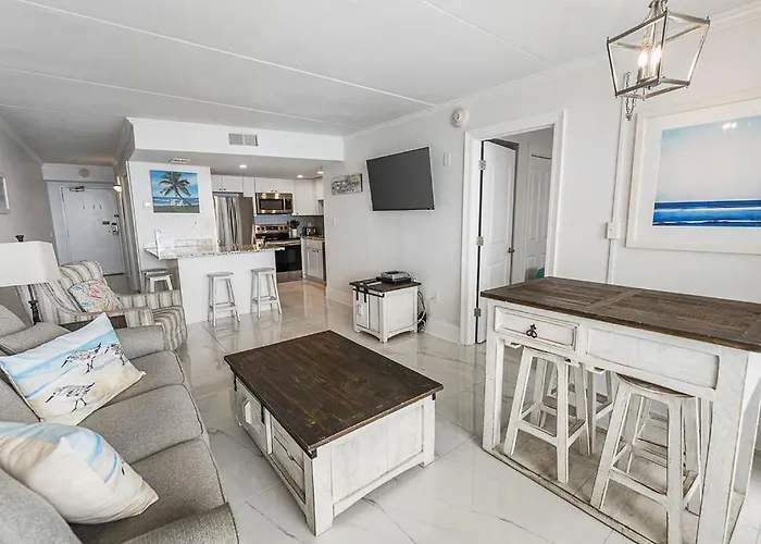 Island Winds East: Renovated Beachfront Near Hangout Holiday home