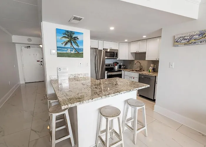 Island Winds East: Renovated Beachfront Near Hangout Holiday home