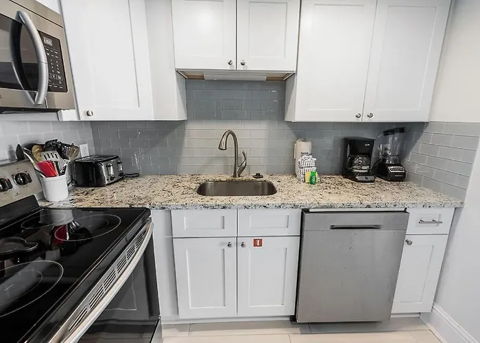 Island Winds East: Renovated Beachfront Near Hangout *