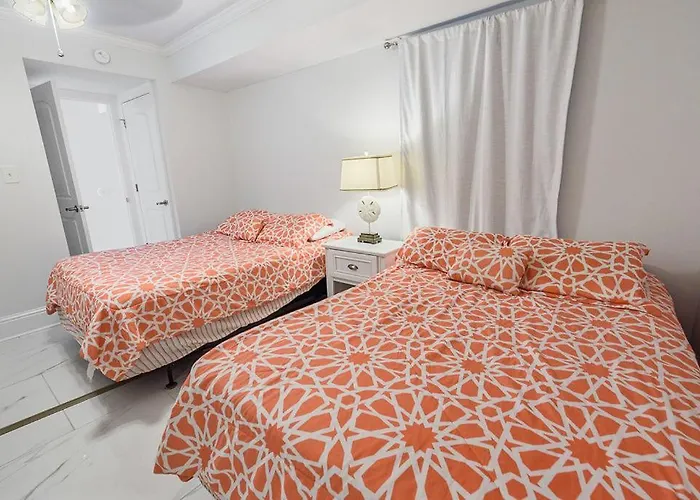 Holiday home Island Winds East: Renovated Beachfront Near Hangout Gulf Shores