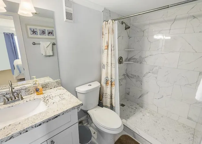 Holiday home Island Winds East: Renovated Beachfront Near Hangout