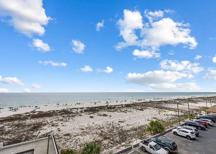 Island Winds East: Renovated Beachfront Near Hangout Holiday home