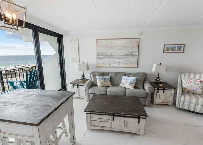 Island Winds East: Renovated Beachfront Near Hangout