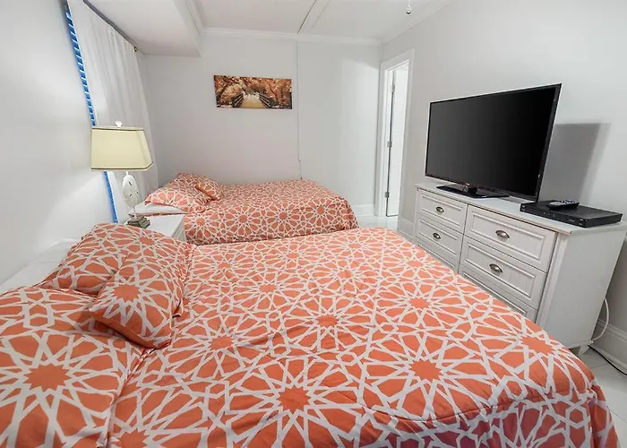 Island Winds East: Renovated Beachfront Near Hangout