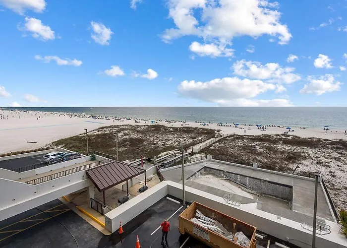 Island Winds East: Renovated Beachfront Near Hangout *