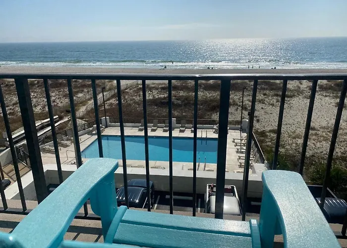 Island Winds East: Renovated Beachfront Near Hangout