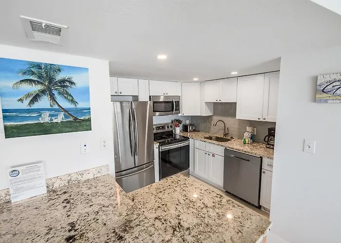 Island Winds East: Renovated Beachfront Near Hangout
