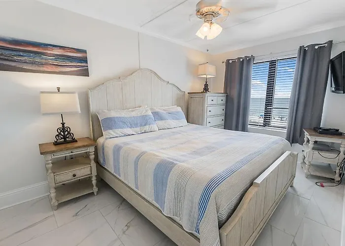 Holiday home Island Winds East: Renovated Beachfront Near Hangout