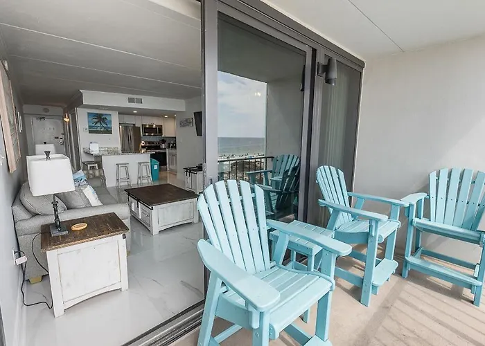 Island Winds East: Renovated Beachfront Near Hangout Holiday home