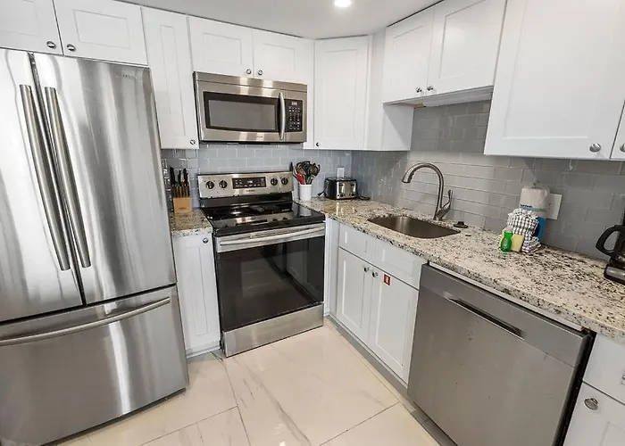 Island Winds East: Renovated Beachfront Near Hangout