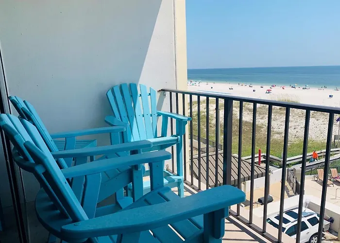 Island Winds East: Renovated Beachfront Near Hangout *