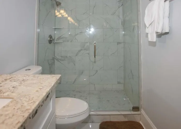 Island Winds East: Renovated Beachfront Near Hangout Holiday home *